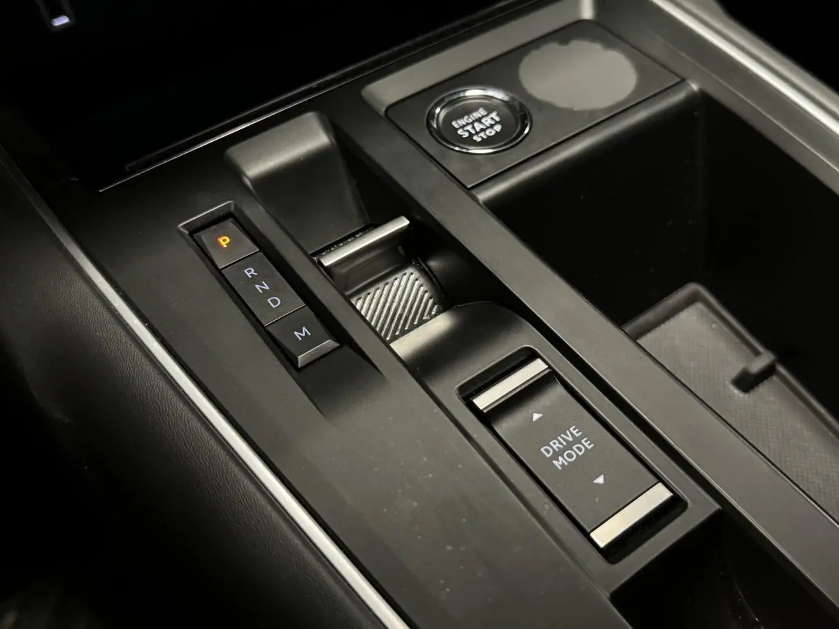 Gros plan sur la console centrale noire du Citroën C5 Aircross avec levier de vitesses automatique et bouton Drive Mode.