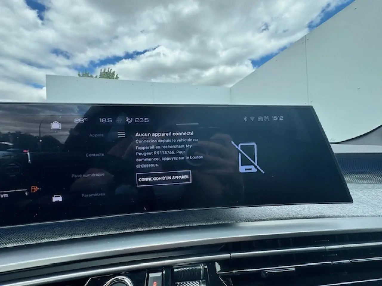 Écran tactile central du Peugeot 3008 II Hybrid 136 GT, affichant le menu de connexion smartphone, intérieur Alcantara.