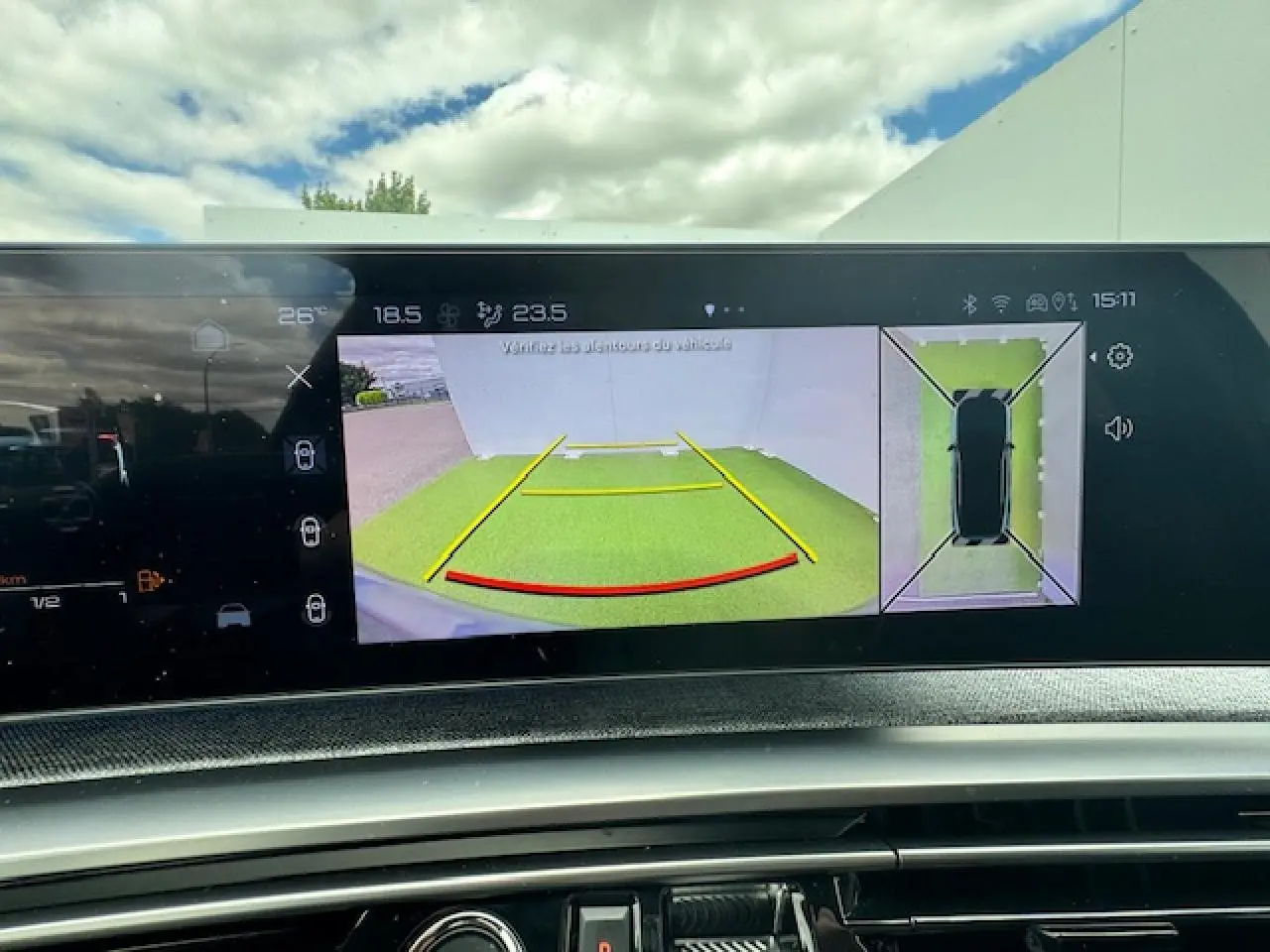 Écran intérieur du Peugeot 3008 Hybrid 2024 affichant la caméra de recul et la vue 360° du véhicule.