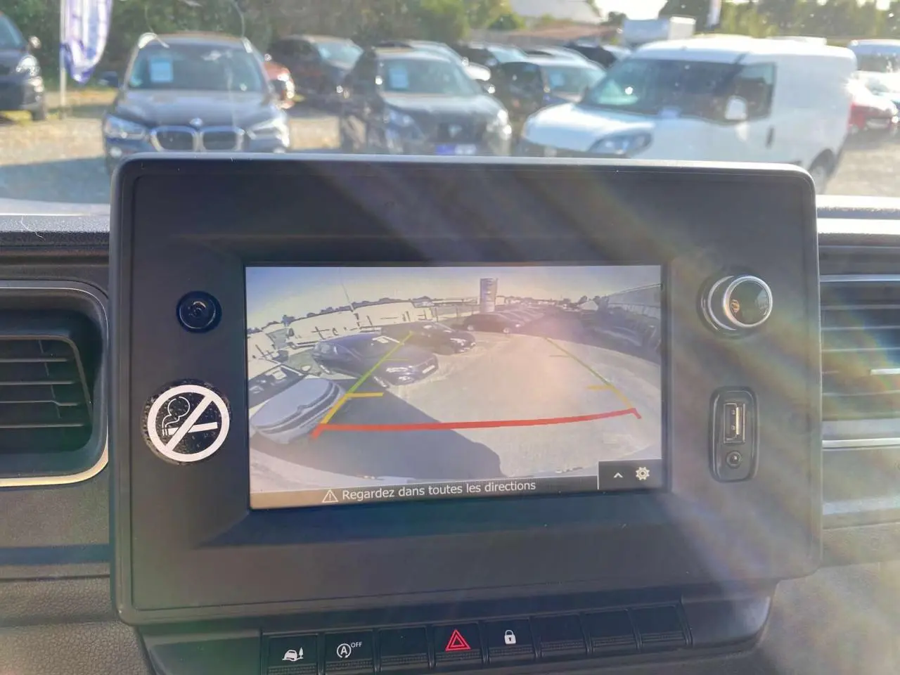 Écran tactile affichant la caméra de recul dans un Opel Movano Fourgon blanc, vue intérieure du tableau de bord.