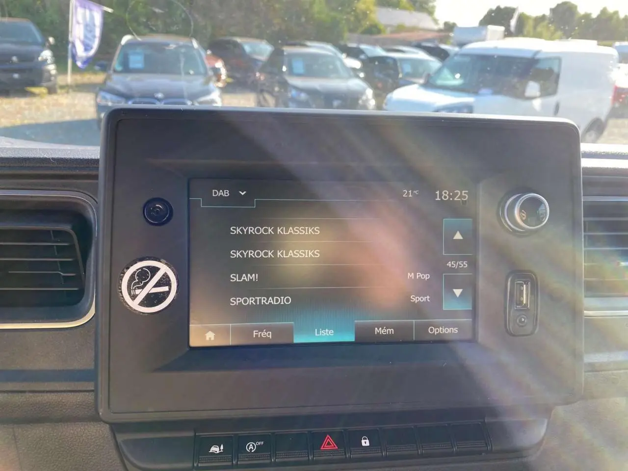 Écran tactile central du tableau de bord de l'Opel Movano Fourgon blanc, affichant les stations radio DAB.