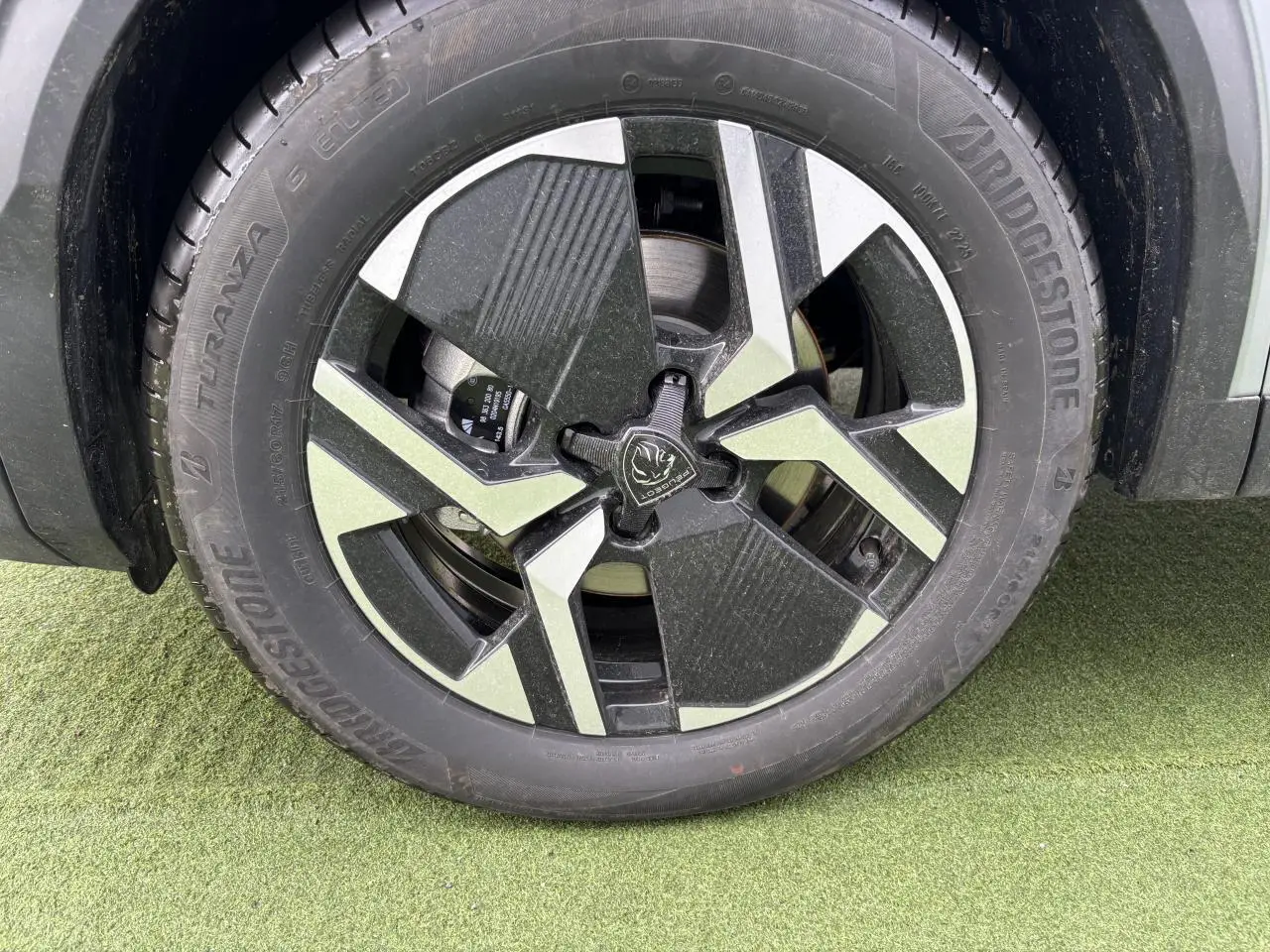 Gros plan sur la jante alliage 17'' bi-ton noir et gris du Peugeot 2008 gris Artense toit noir.