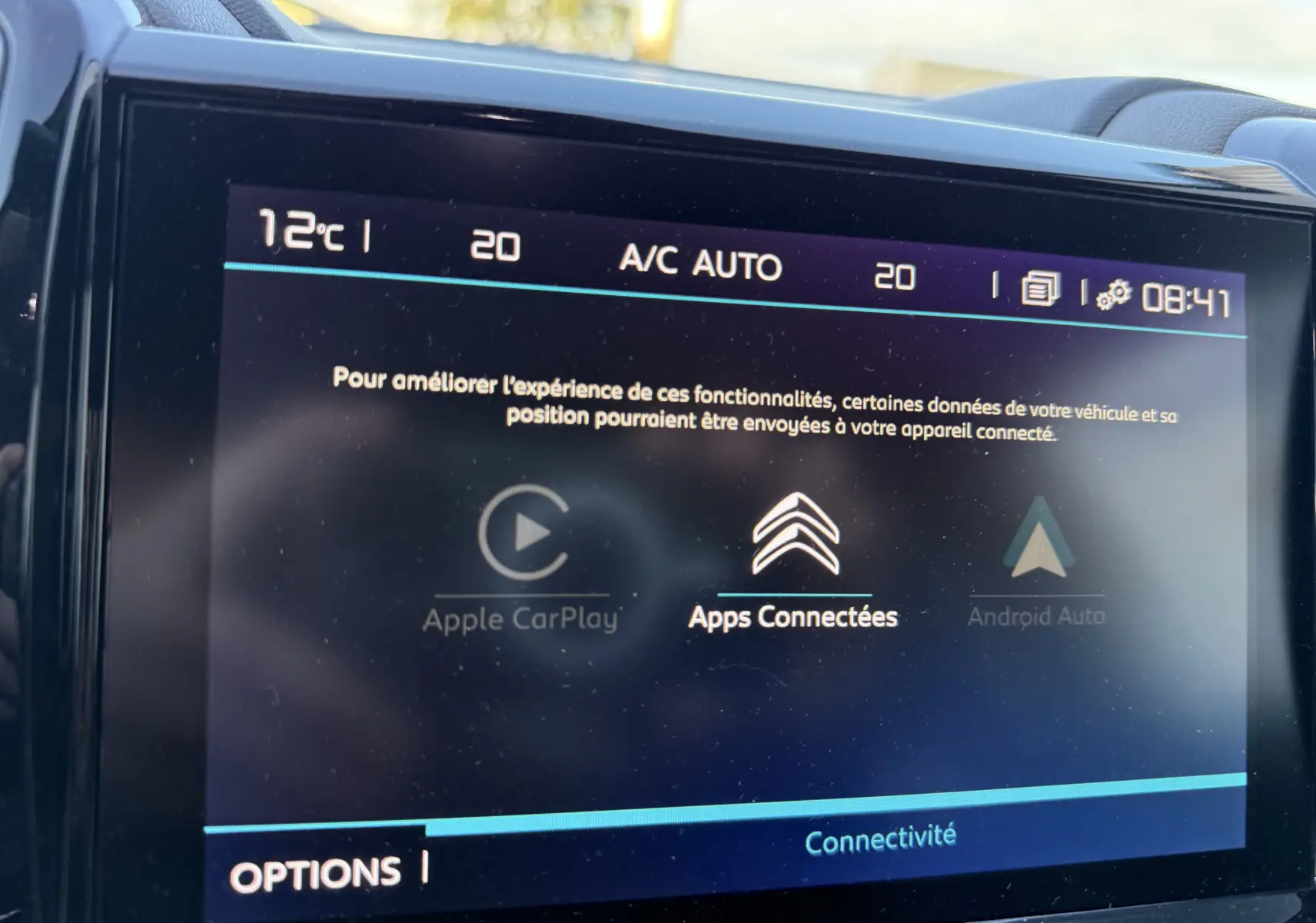 Écran tactile central du Citroën C5 Aircross 2021 montrant les options Apple CarPlay, Apps Connectées et Android Auto.