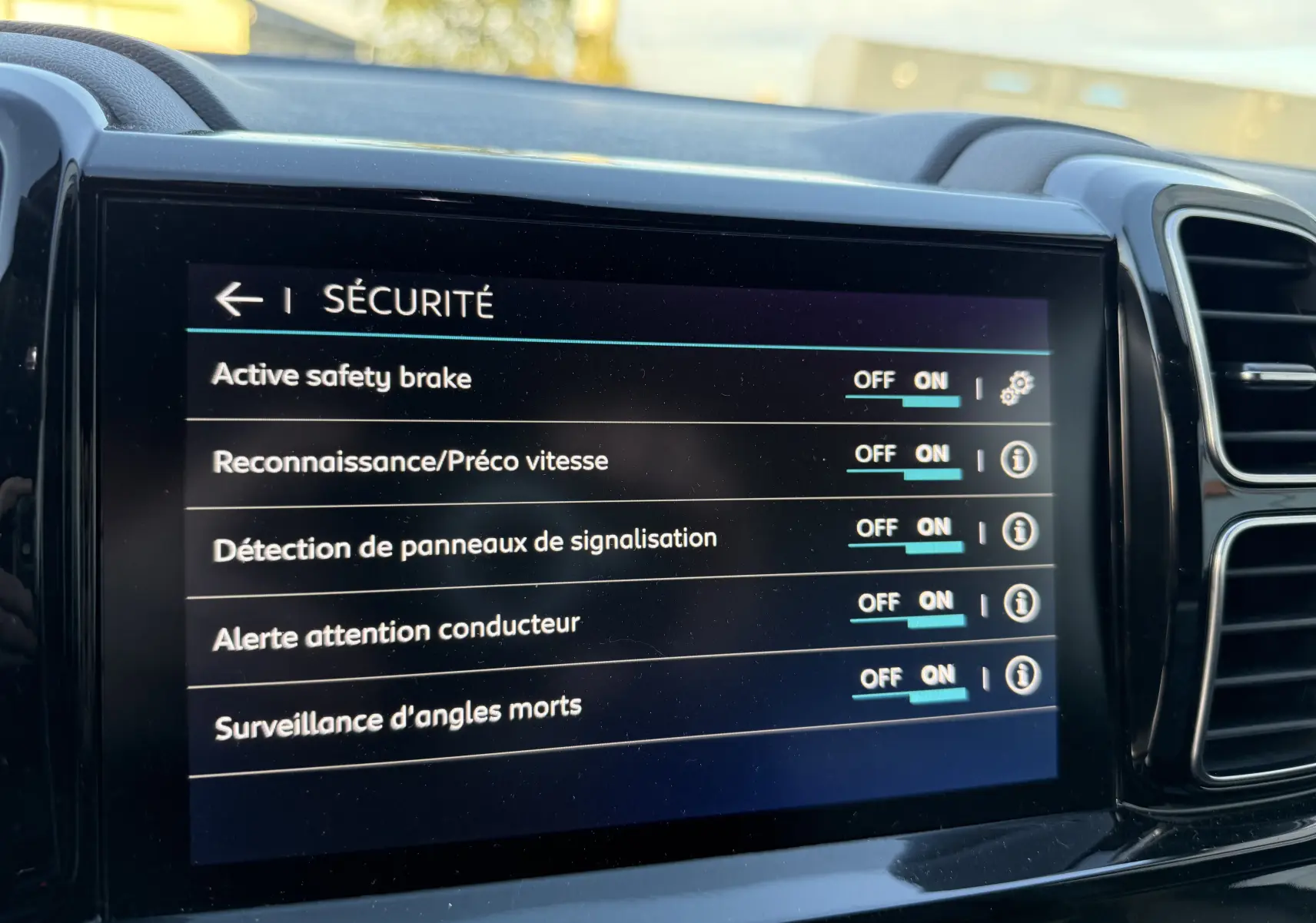 Écran tactile intérieur du Citroën C5 Aircross blanc nacré 2021 affichant les options de sécurité activées.