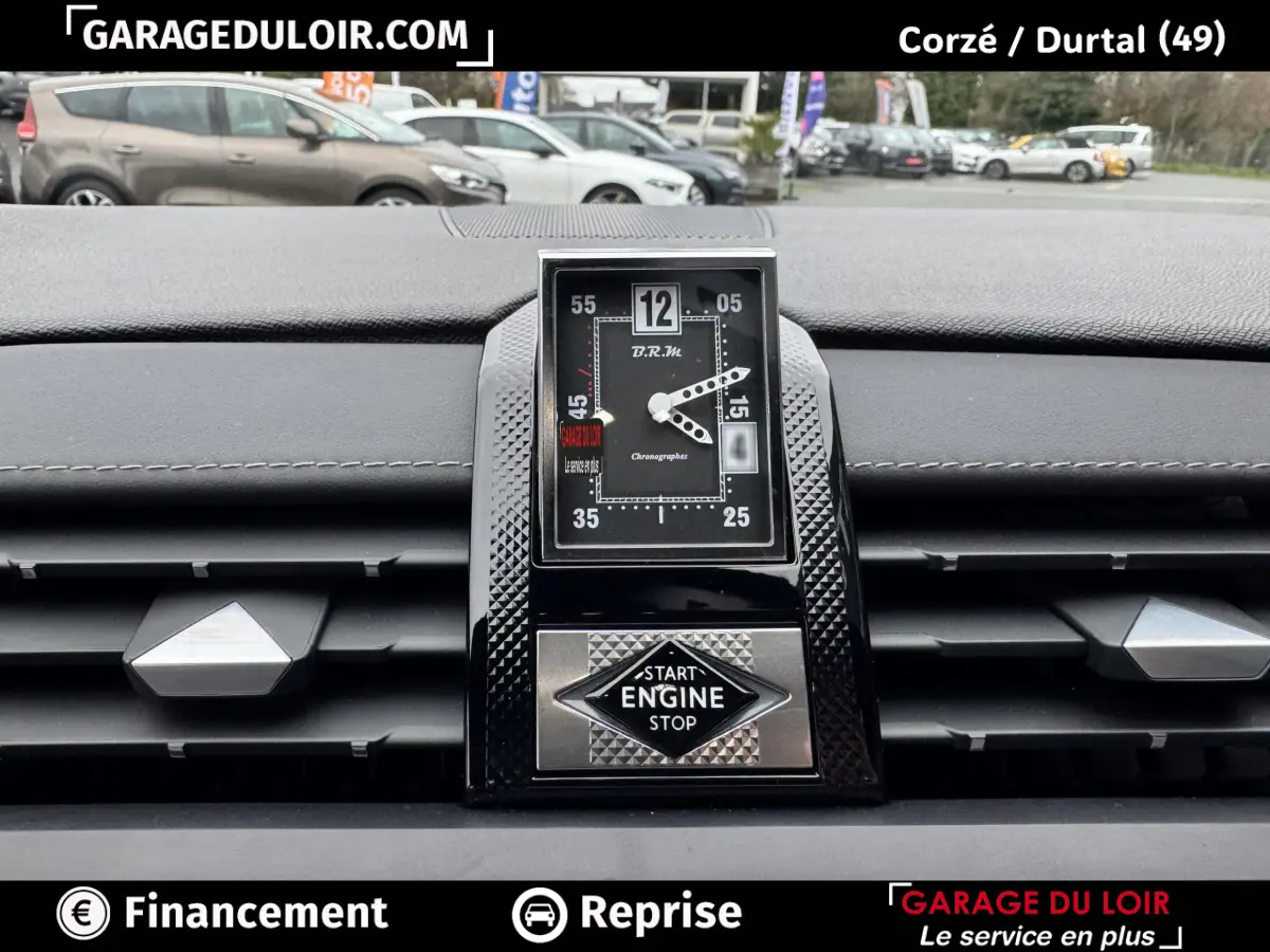 Gros plan sur l’horloge B.R.M et bouton start/stop au centre du tableau de bord du DS7 Crossback bleu 2024.