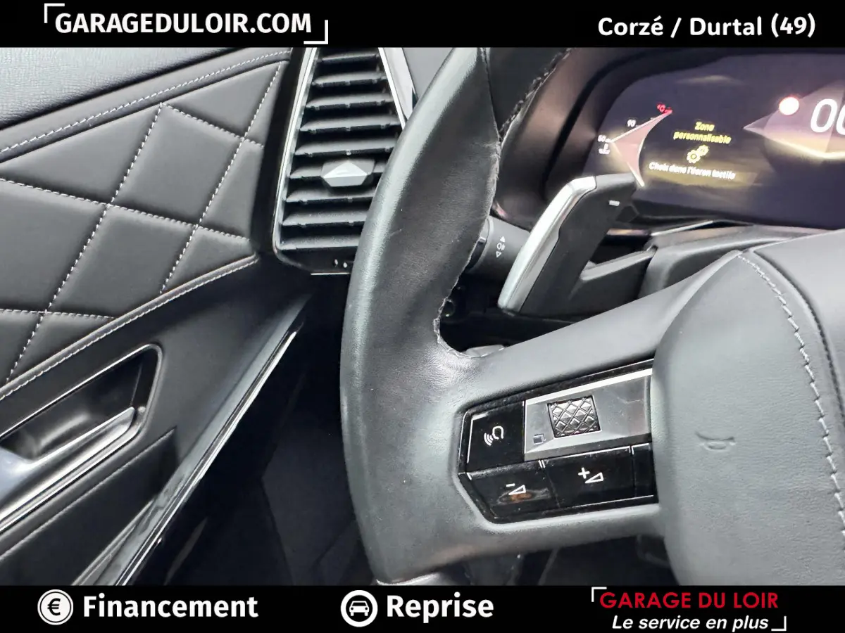 Détail du volant cuir noir et tableau de bord numérique du DS7 Crossback Bleu, vue côté gauche intérieur.