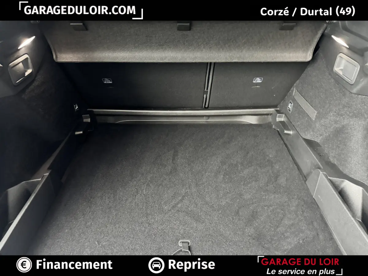 Vue intérieure du coffre noir spacieux du DS7 Crossback BlueHDi 130 Automatique RIVOLI, sans chargement visible.