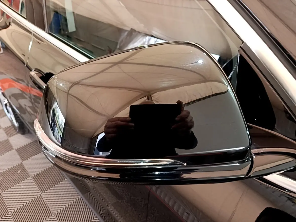 Rétroviseur droit noir brillant de BMW X2 sDrive18i Lounge 2023 avec clignotant intégré, vue rapprochée.