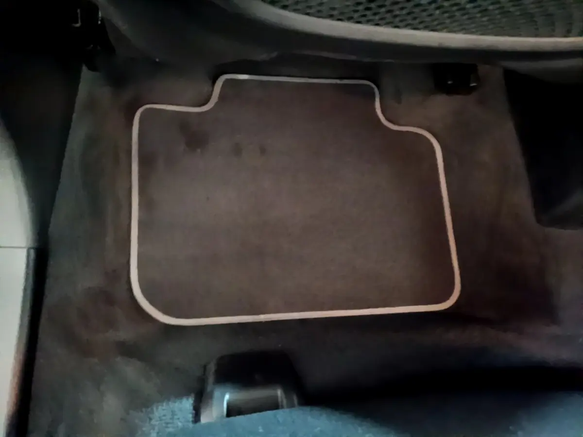 Vue intérieure du tapis de sol noir côté passager avant d'une BMW X2 sDrive18i Lounge 2023.