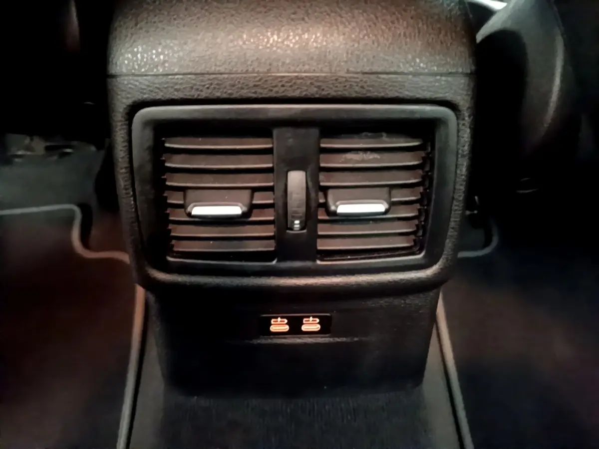 Gros plan sur les aérateurs arrière noirs et les commandes de chauffage des sièges du BMW X2 sDrive18i Lounge 2023.