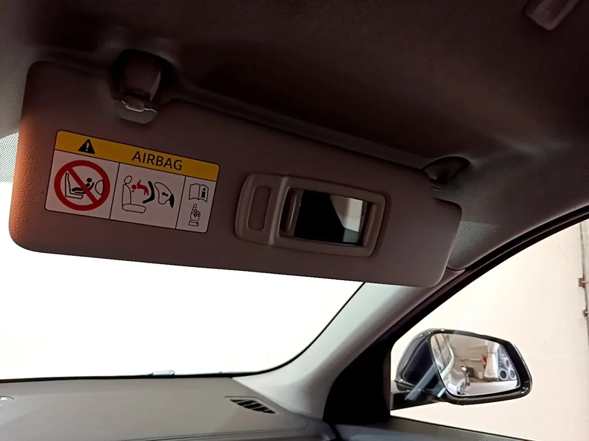 Détail du pare-soleil côté conducteur avec miroir intégré et rétroviseur extérieur noir d’un BMW X2 sDrive18i 2023.