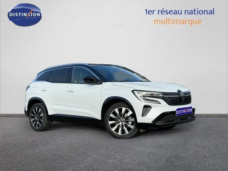 Vue 3/4 avant droit du Renault Austral blanc nacré avec toit noir étoilé et jantes alliage distinctives.