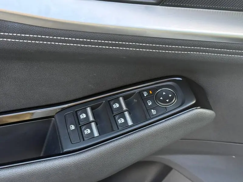 Gros plan sur les commandes des vitres et des rétroviseurs côté conducteur du Renault Austral 2025, finition Techno.