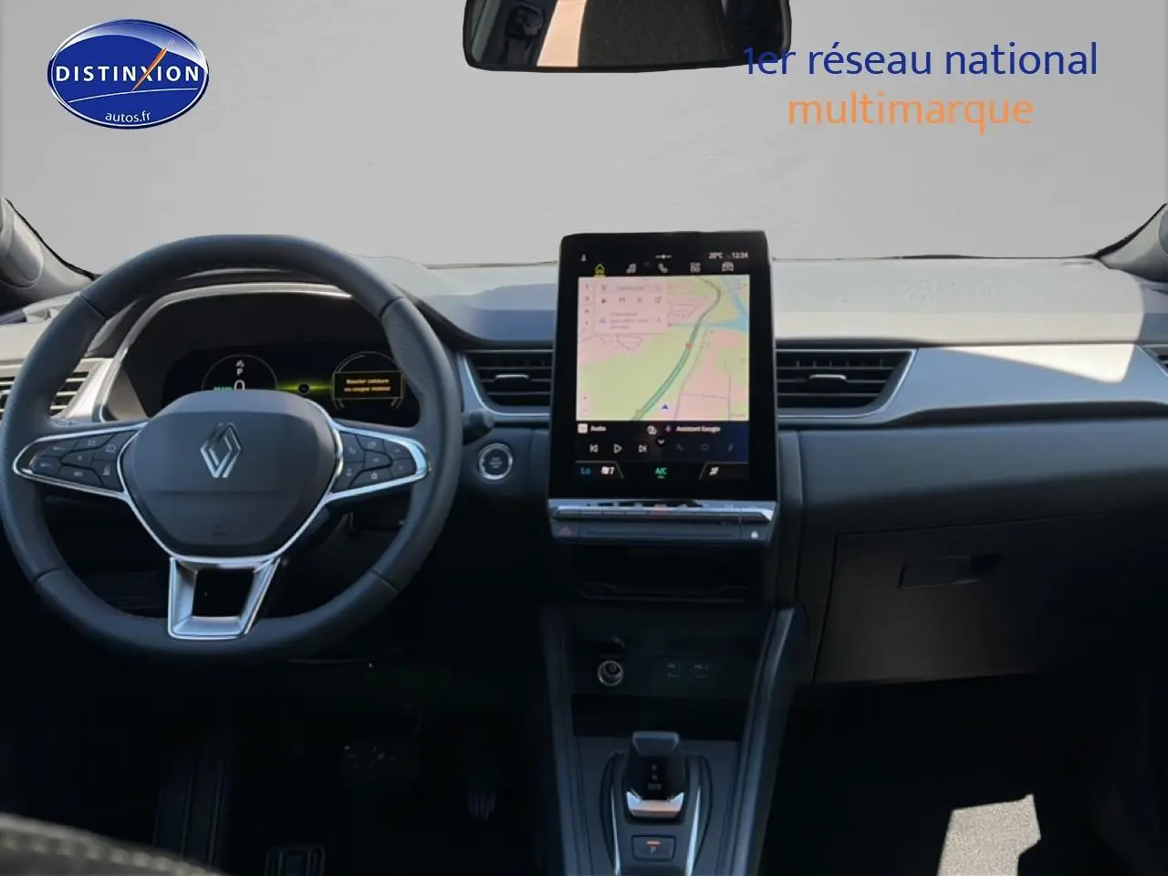 Vue intérieure frontale du tableau de bord du Renault Captur 2026 avec écran tactile vertical et volant multifonction.