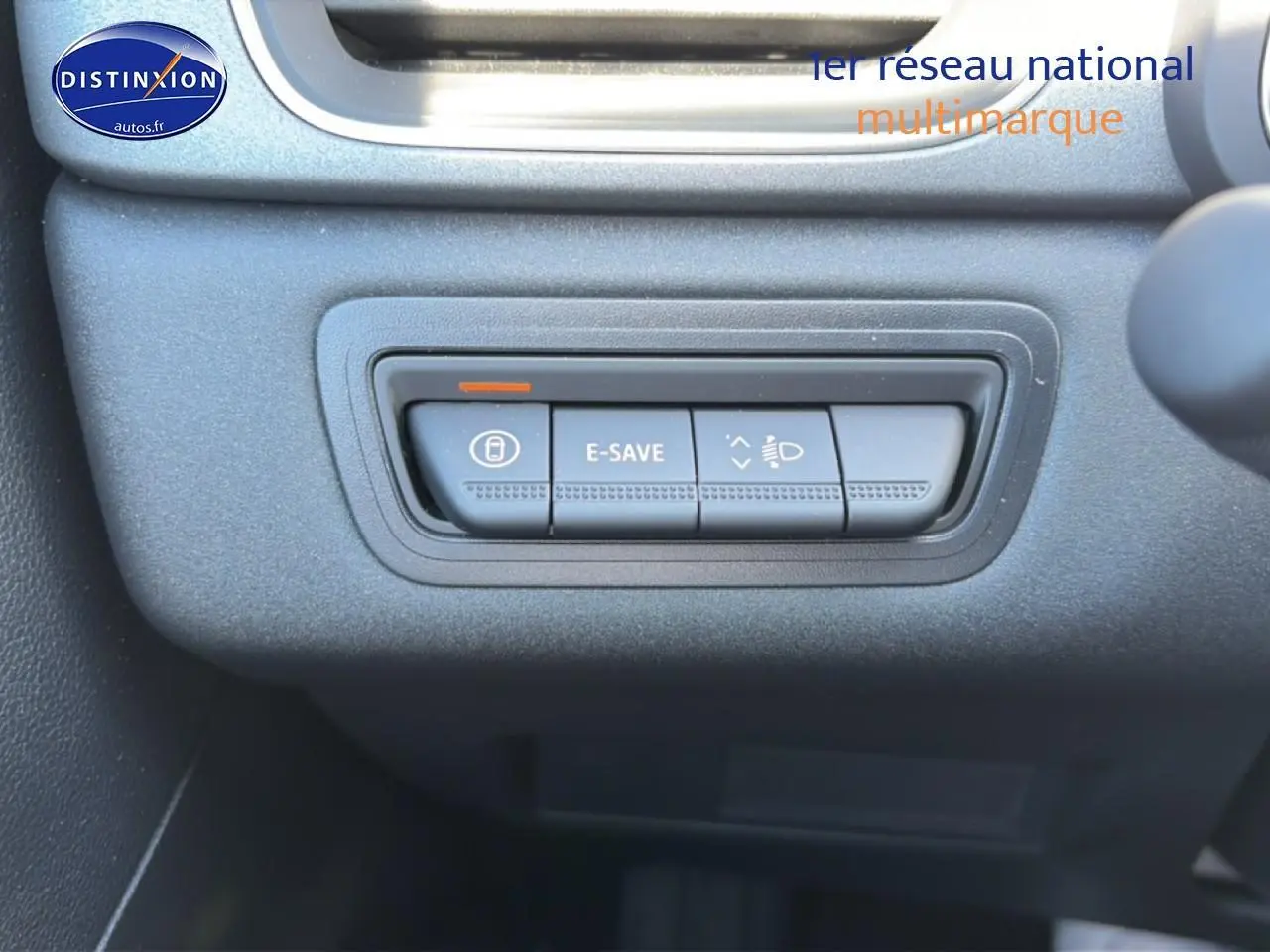 Détail des boutons de commande E-SAVE et éclairage sur le tableau de bord du Renault Captur bleu iron 2026.