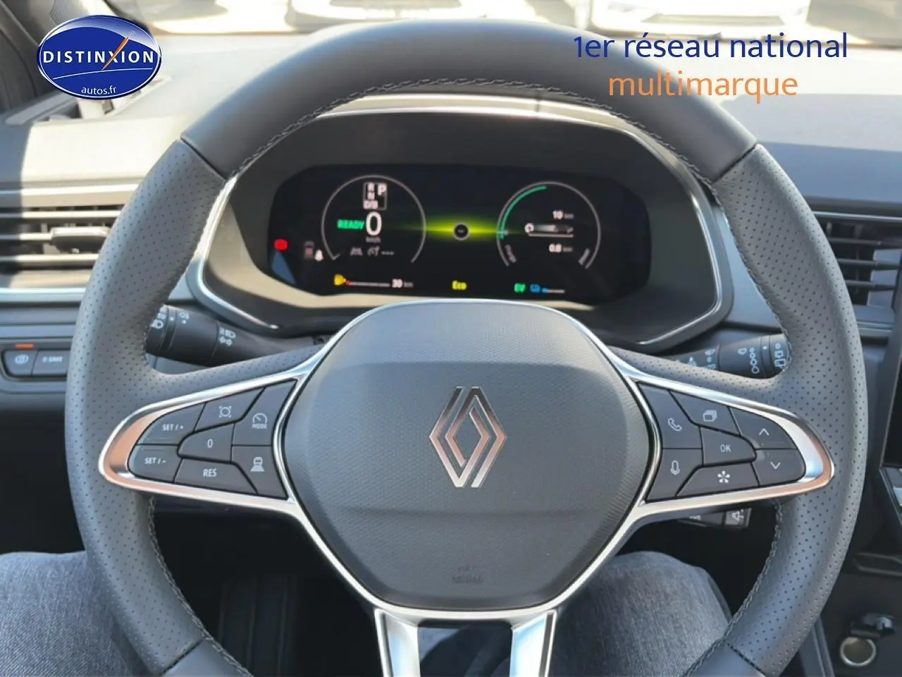 Vue rapprochée du volant multifonction noir avec logo Renault et tableau de bord numérique du Captur 2026.
