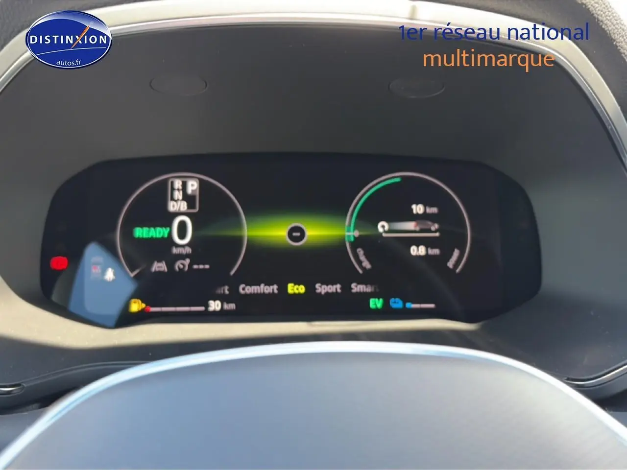 Tableau de bord numérique du Renault Captur 1.8 e-tech en vue frontale, affichant modes de conduite et vitesse zéro.