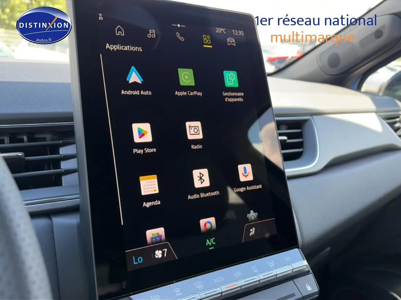 Vue intérieure du tableau de bord du Renault Captur 2026 avec écran tactile central affichant les applications multimédia.