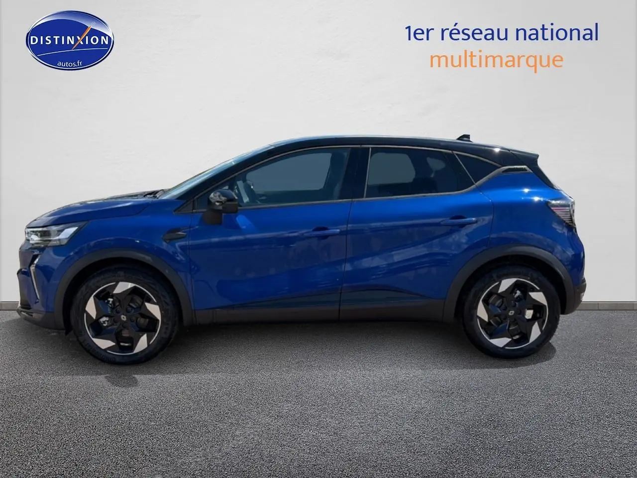 Profil côté gauche du Renault Captur 2026 bleu iron avec toit noir et jantes alu distinctives.