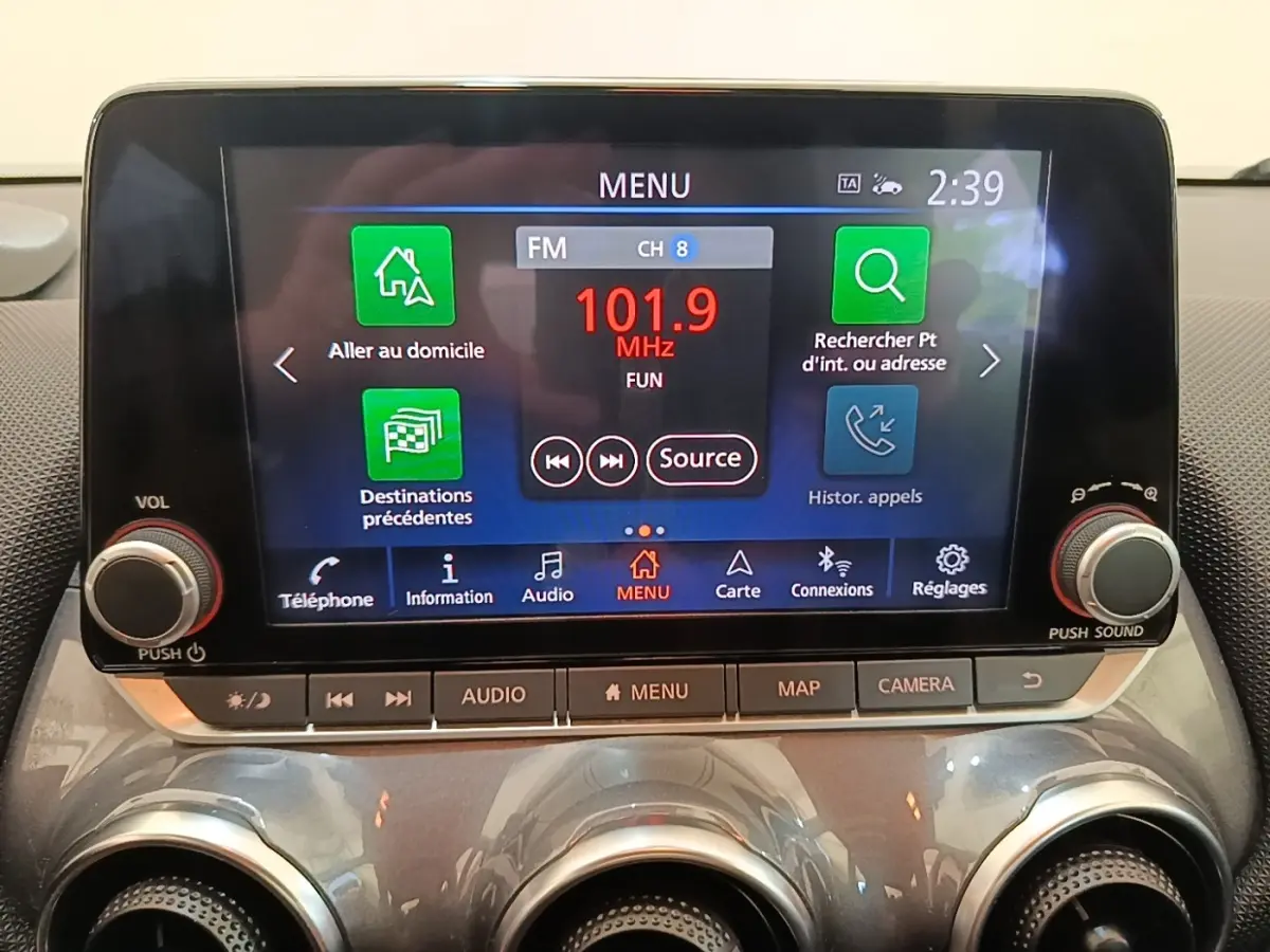 Écran tactile central 8 pouces du Nissan Juke 2023, affichant le menu radio FM avec commandes autour.