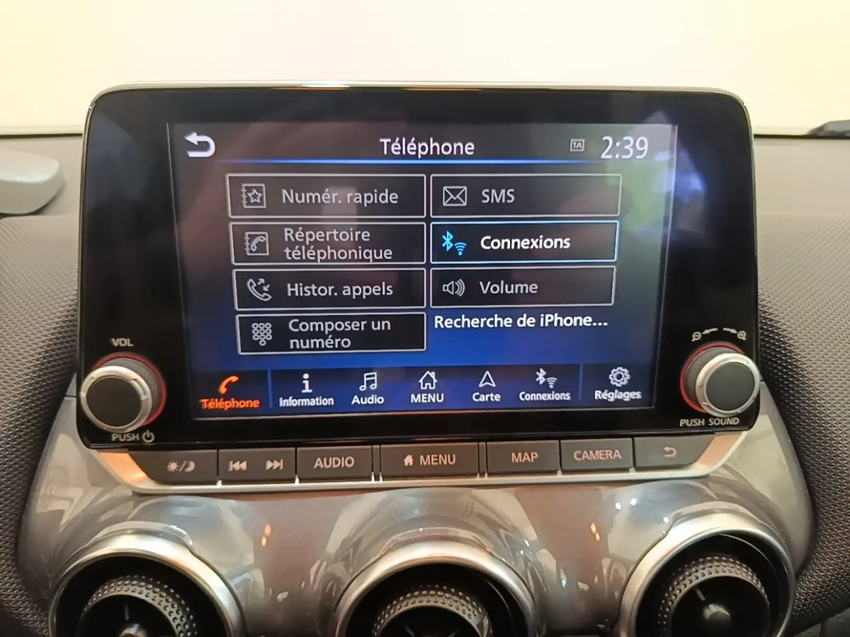 Écran tactile central 8 pouces du tableau de bord du Nissan Juke gris clair, affichant le menu téléphone.