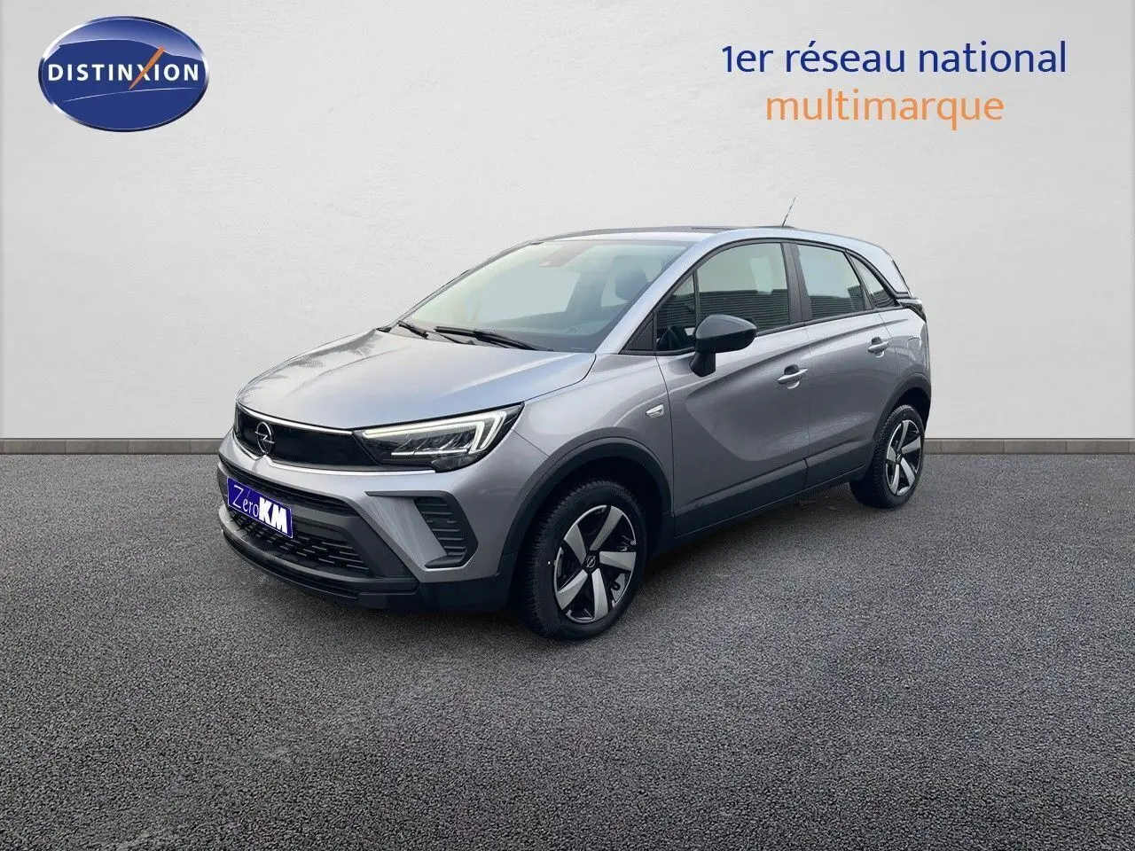 Opel Crossland gris minéral métal en 3/4 avant droit, avec jantes alliage et feux LED distinctifs.