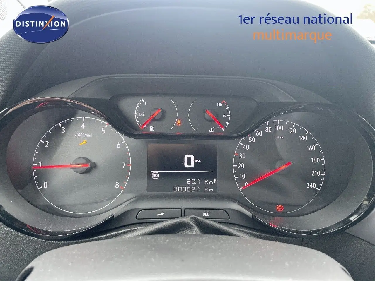 Vue rapprochée du tableau de bord de l'Opel Crossland gris minéral, affichant les compteurs et l'écran digital.