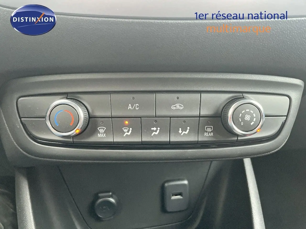 Panneau de commande de climatisation noir de l'Opel Crossland gris minéral, avec réglages de température et ventilation allumés.