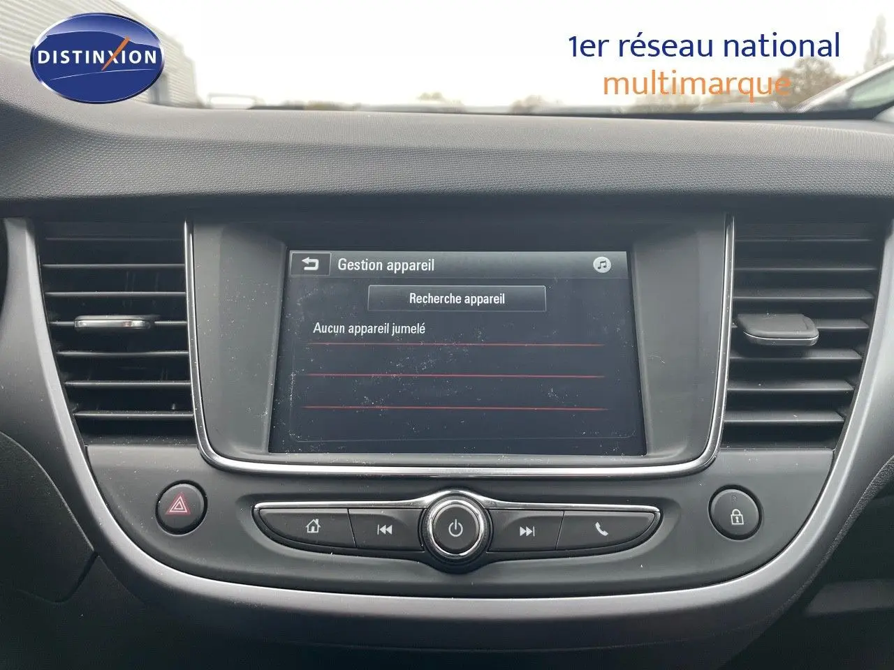 Écran tactile central du tableau de bord de l'Opel Crossland gris minéral, avec commandes multimédia visibles.