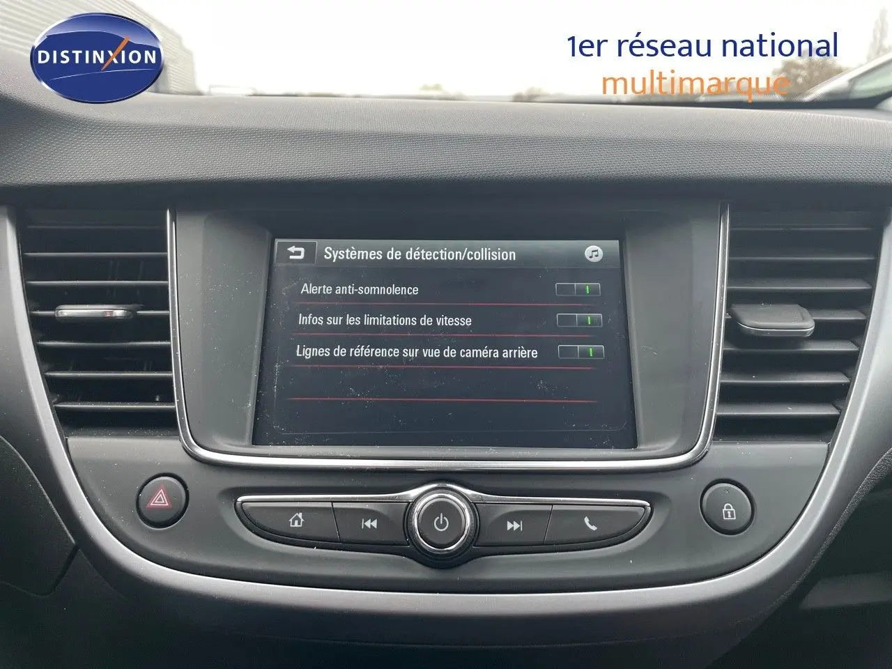 Écran central du tableau de bord de l'Opel Crossland gris minéral, affichant les systèmes de détection et collision.