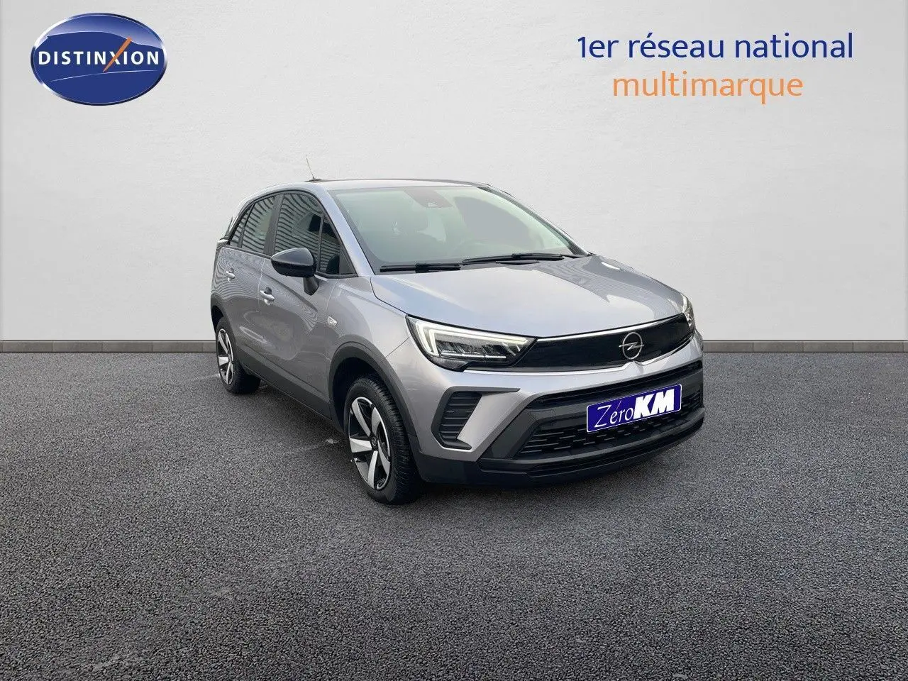 Opel Crossland gris minéral métal en 3/4 avant droit, avec calandre noire et jantes alliage distinctives.