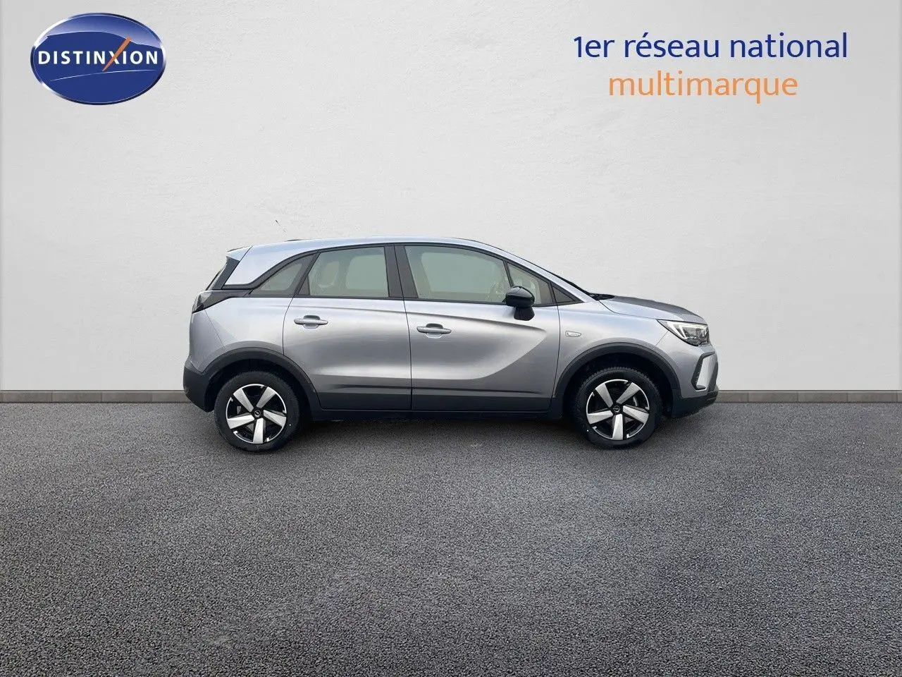 Opel Crossland gris minéral métal vu de profil côté gauche, soulignant ses lignes modernes et ses jantes stylisées.