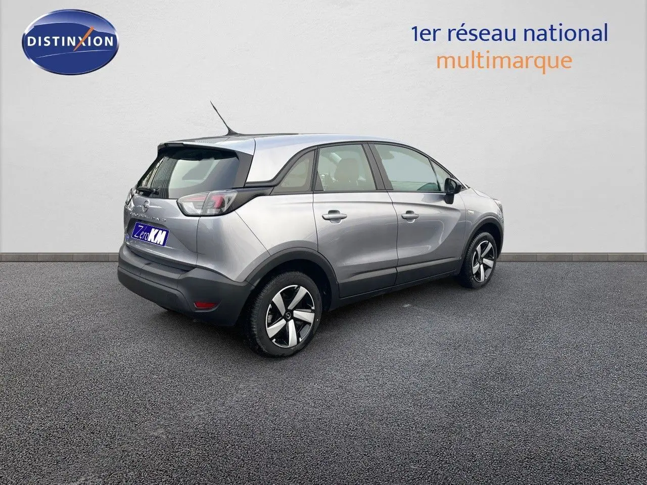 Opel Crossland gris minéral métal vu de trois quarts arrière droit, avec toit noir et jantes distinctives.
