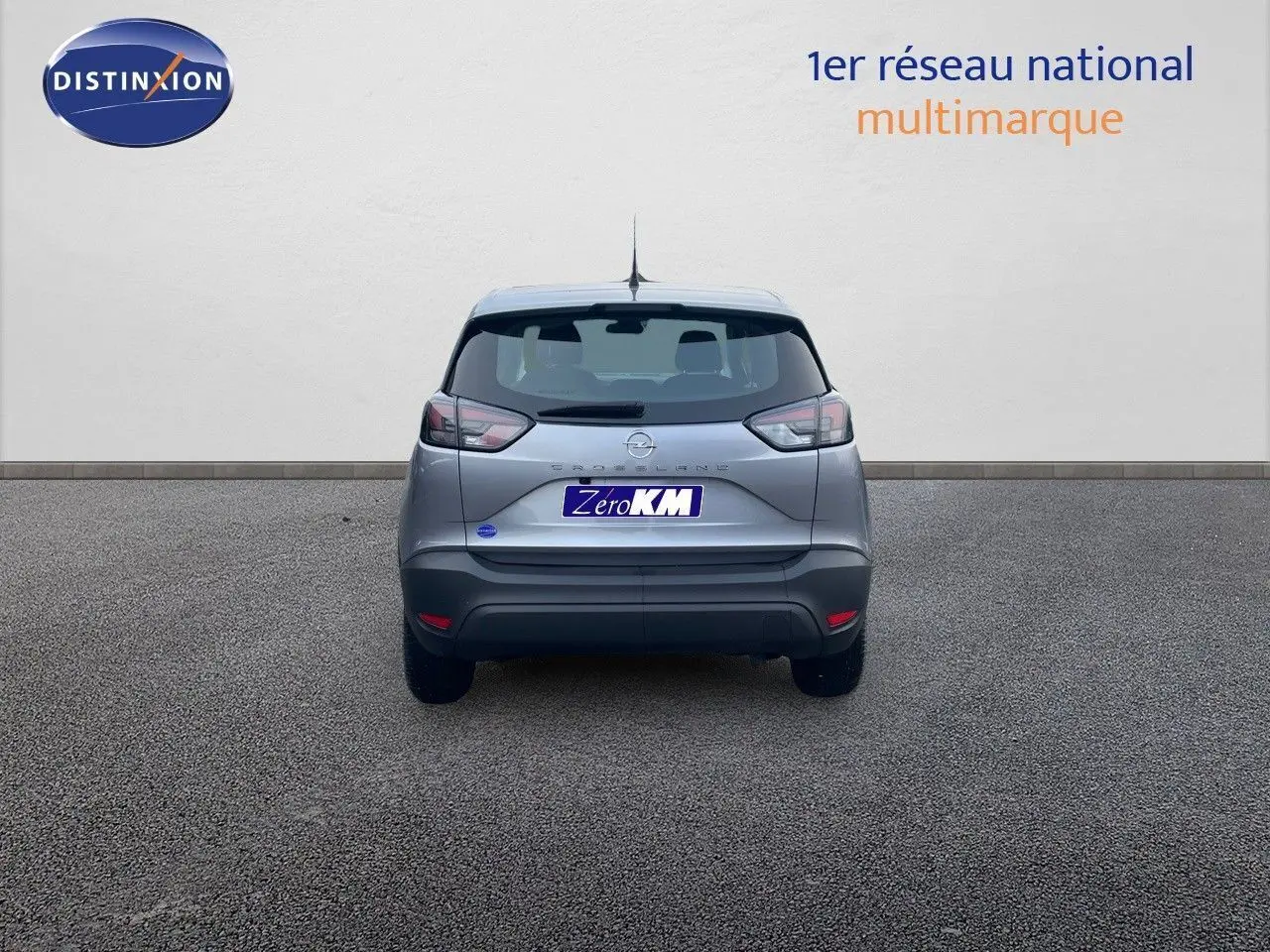 Vue arrière d'un Opel Crossland gris minéral métal 2022, mettant en valeur ses feux LED et son hayon compact.