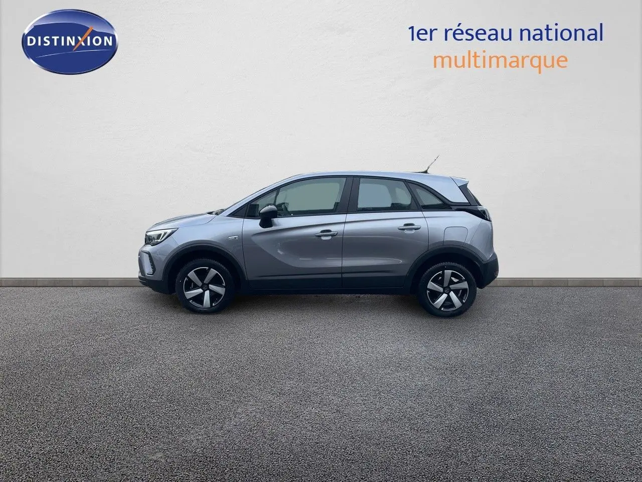 Profil côté gauche de l'Opel Crossland gris minéral métal 2022, mettant en valeur ses lignes modernes et ses jantes stylisées.