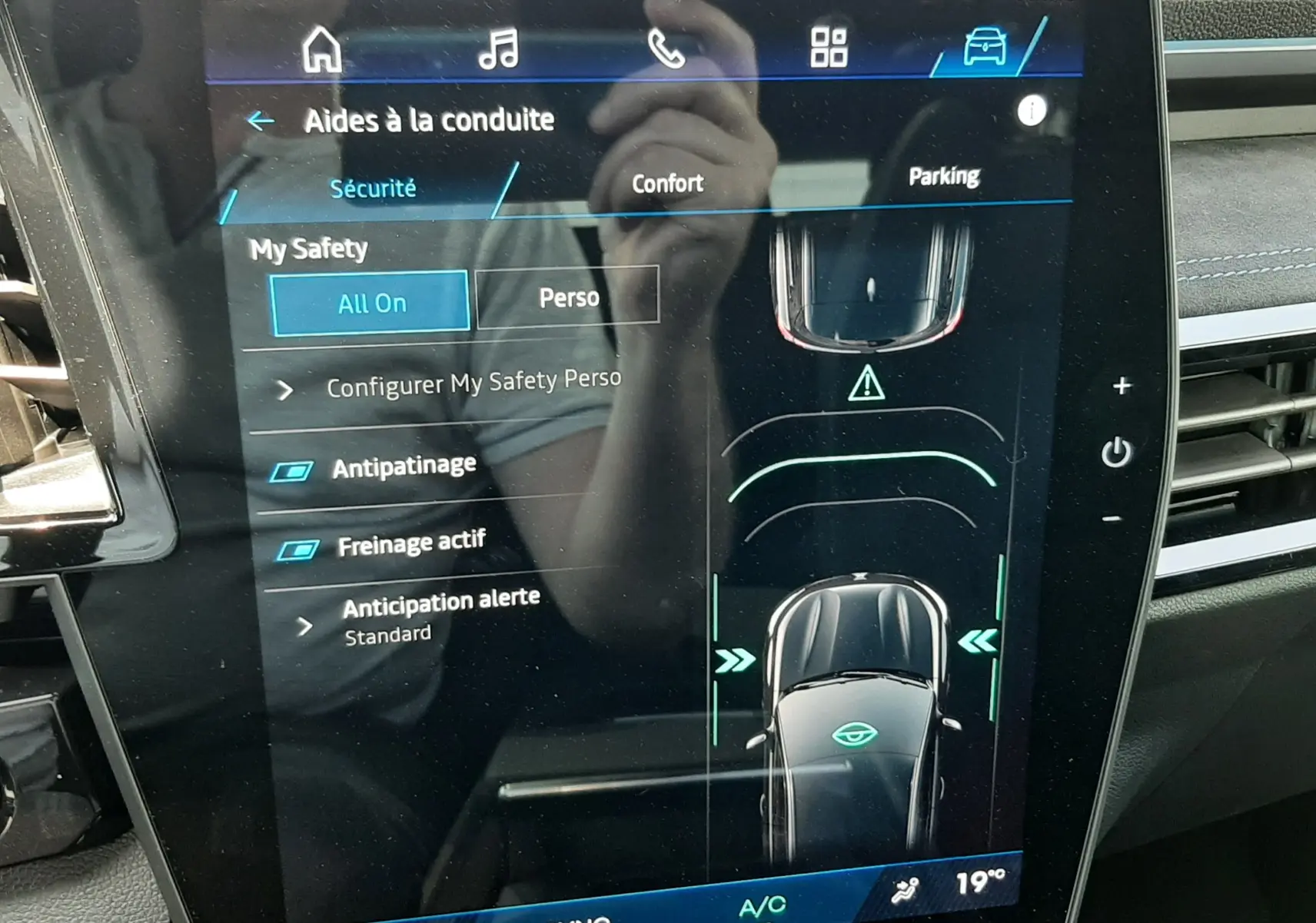 Écran tactile central du tableau de bord du Renault Espace VI 2025 affichant les aides à la conduite et la climatisation.