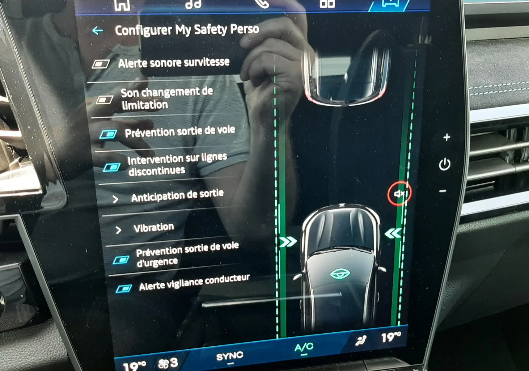 Écran tactile central du Renault Espace 2025 affichant les options d'aide à la conduite en mode sombre.