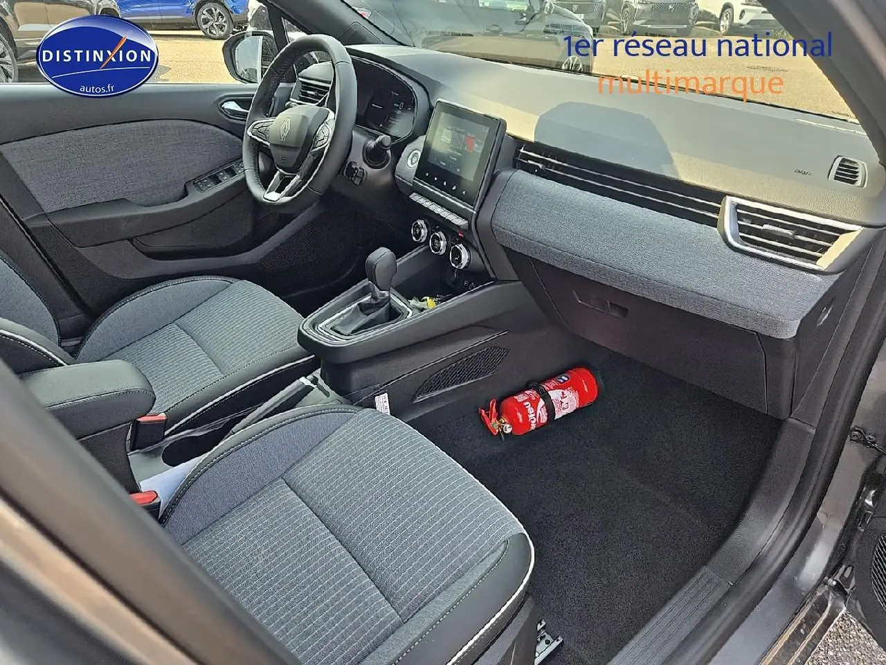 Intérieur avant droit de Renault Clio V 1.0 TCe 90 Techno avec sièges gris et tableau de bord moderne.