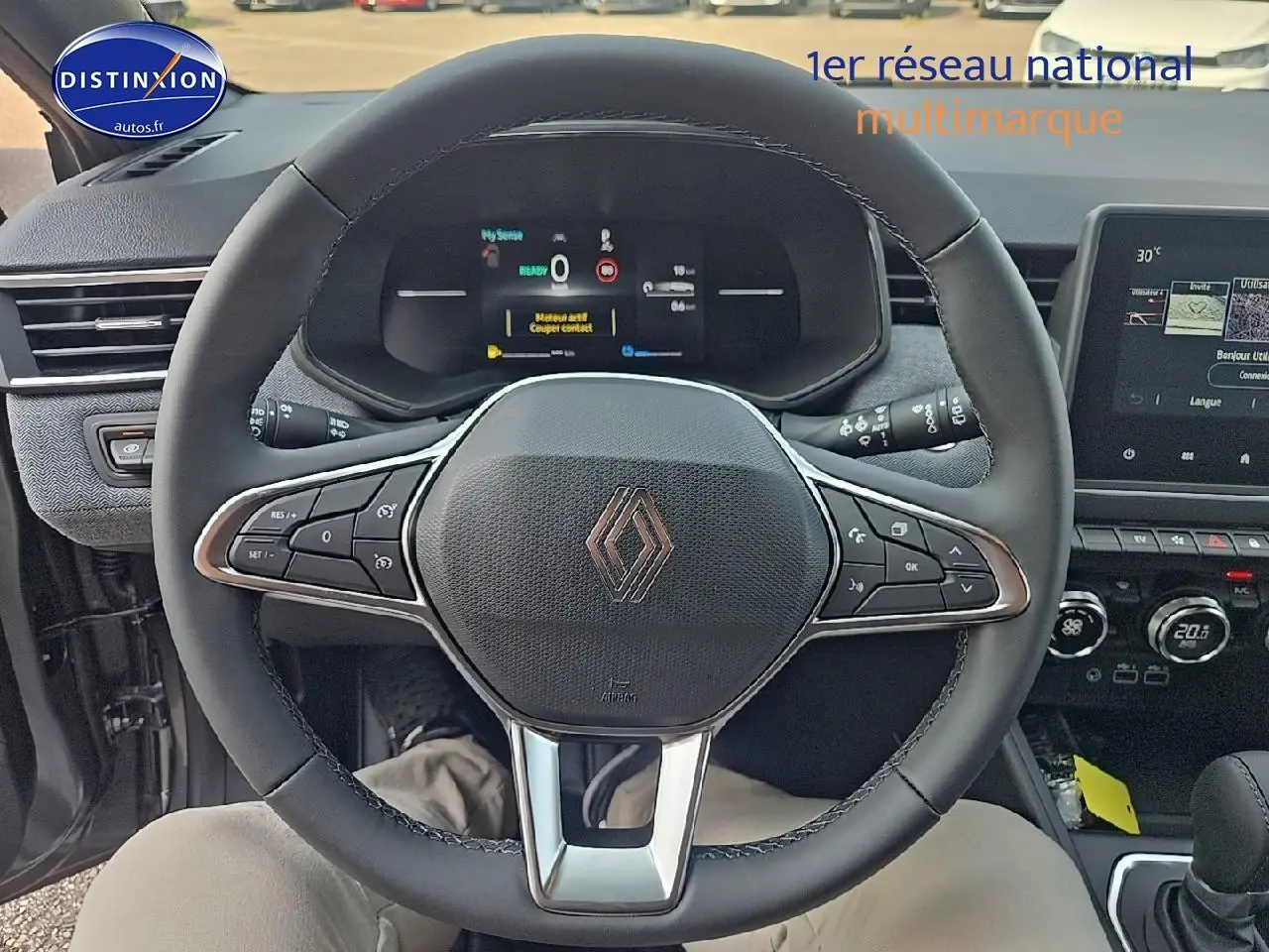 Vue centrée sur le volant multifonction de la Renault Clio V gris schiste avec tableau de bord numérique et écran tactile.