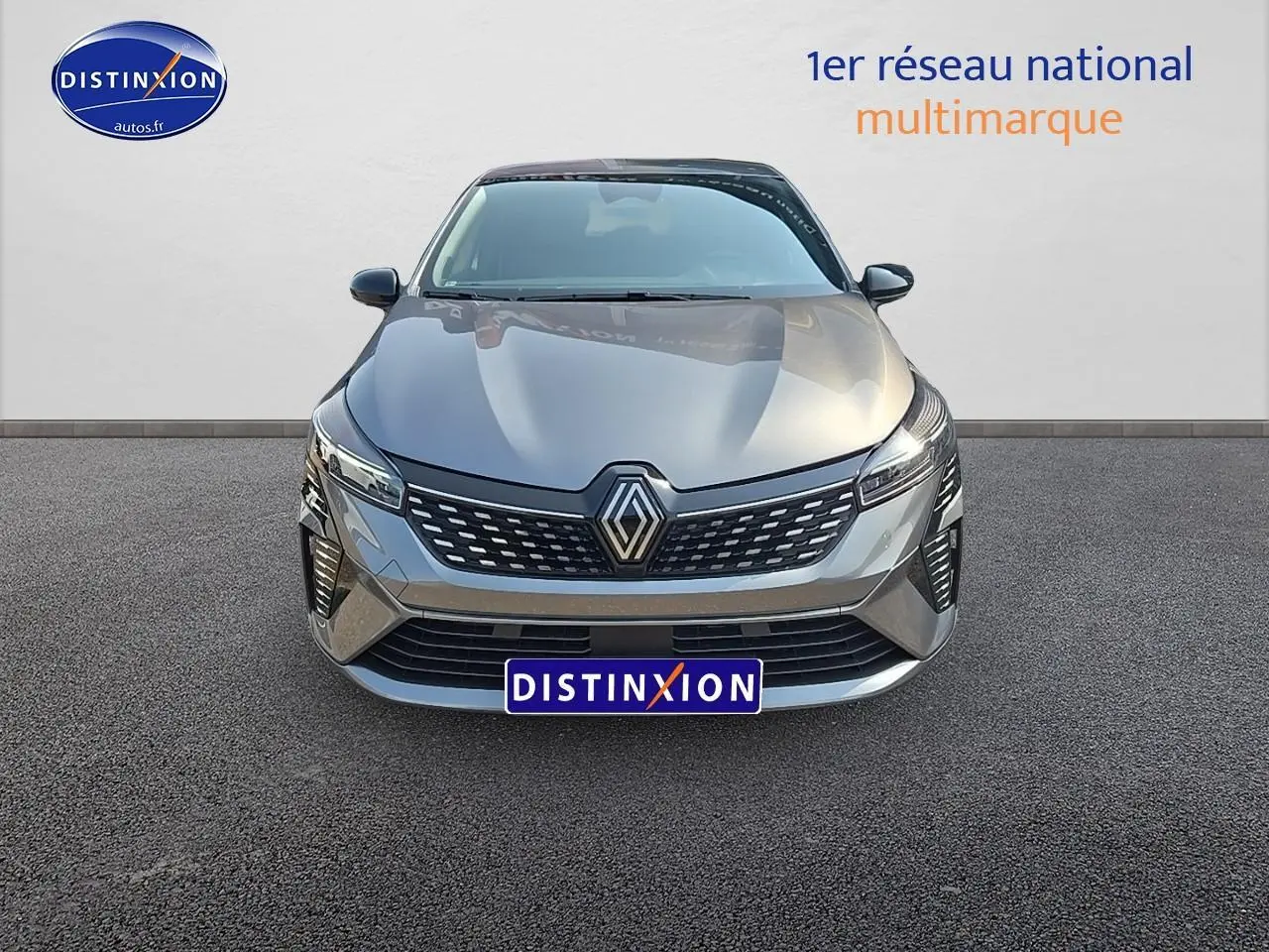 Vue frontale d'une Renault Clio V gris schiste avec calandre chromée et feux LED allumés