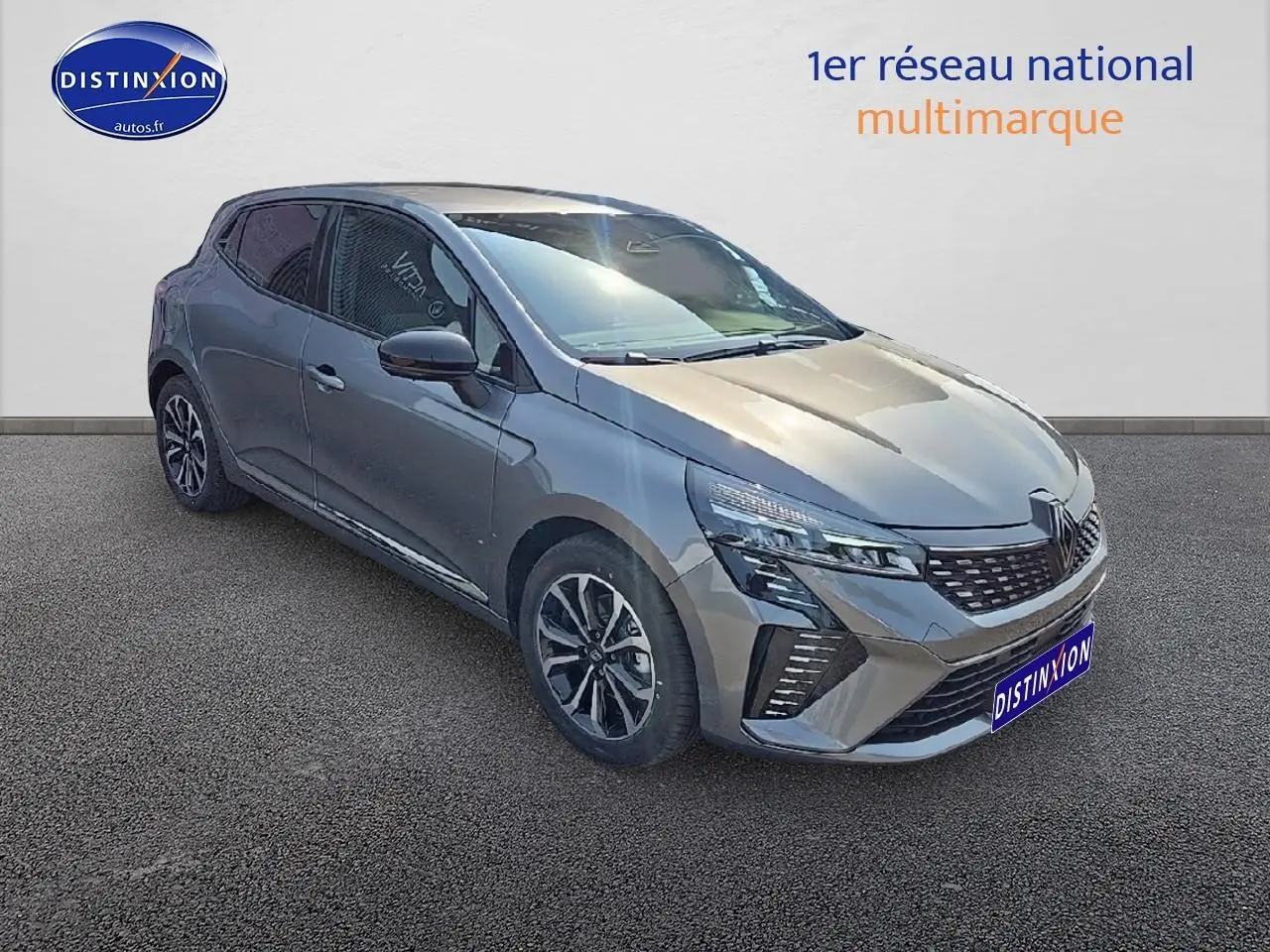 Renault Clio V gris schiste vue 3/4 avant droit avec jantes alu et calandre chromée sur fond neutre