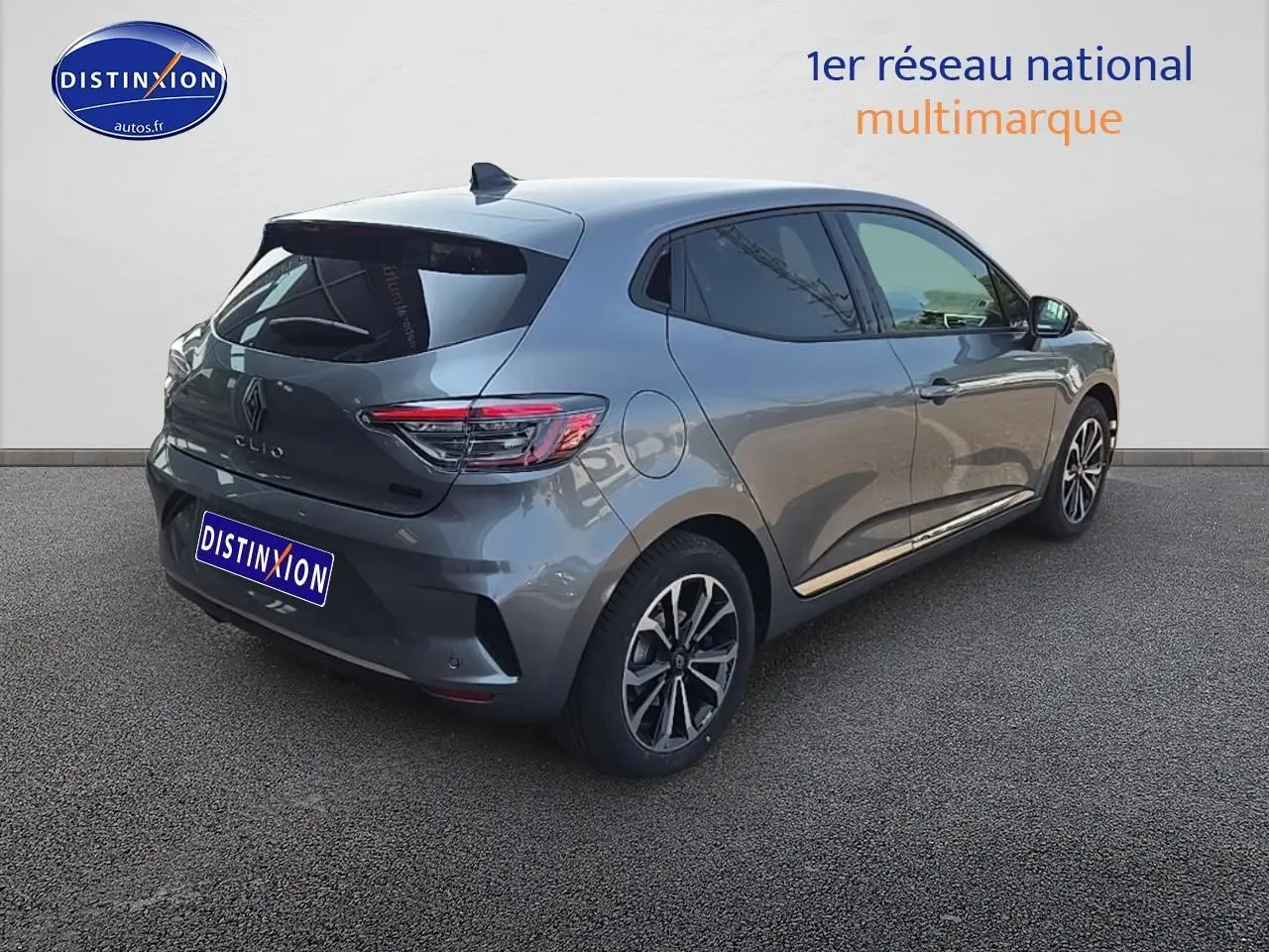 Renault Clio V gris schiste vue 3/4 arrière droit avec jantes alu et feux arrière LED distinctifs.