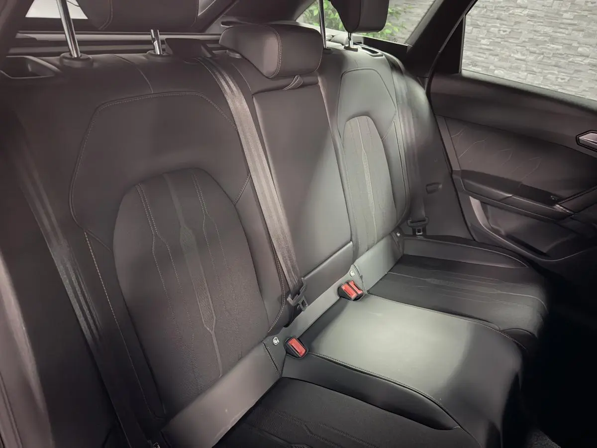 Vue de côté droit sur la banquette arrière noire en similicuir et tissu du CUPRA Leon Sportstourer 2021.
