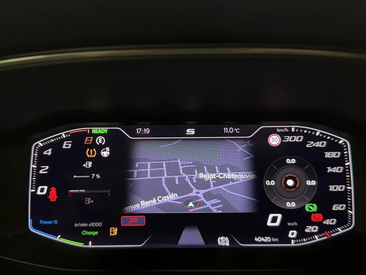 Tableau de bord digital haute résolution du CUPRA Leon Sportstourer 1.4 e-Hybrid affichant la navigation et les indicateurs.