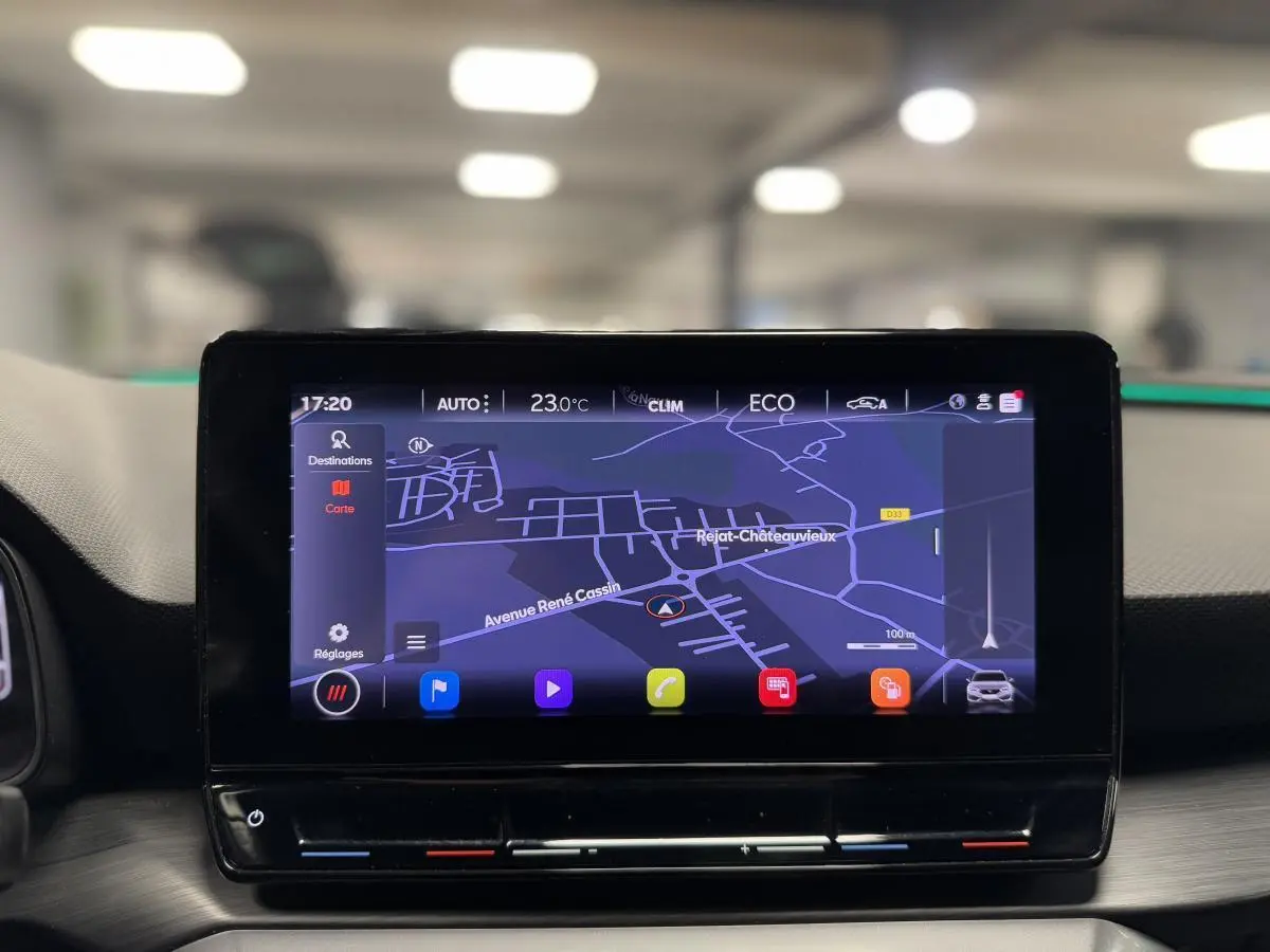 Écran tactile central du tableau de bord du CUPRA Leon Sportstourer affichant la navigation GPS en mode nuit.