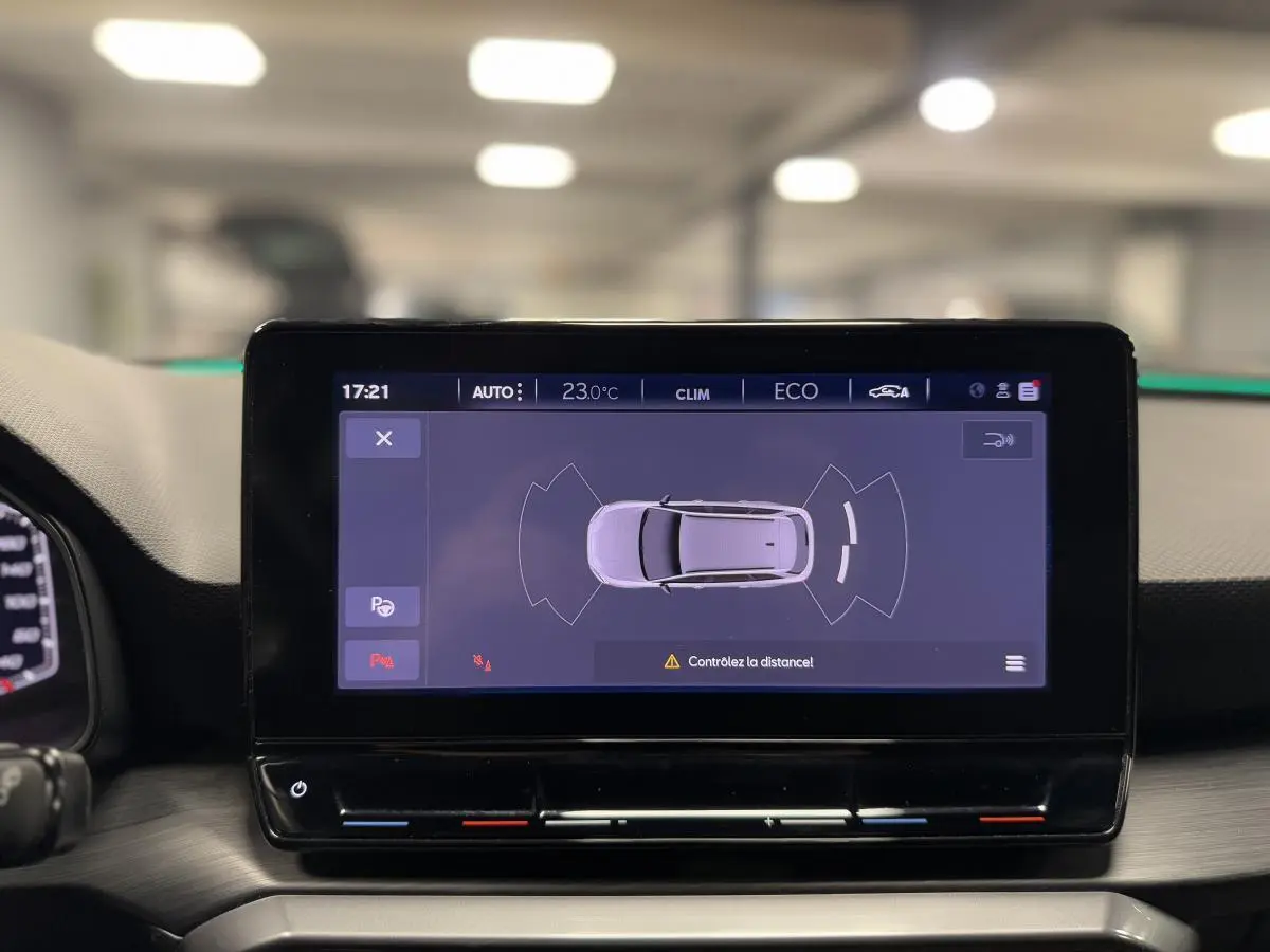 Écran tactile central affichant l'aide au stationnement du CUPRA Leon Sportstourer 1.4 e-Hybrid 2021.