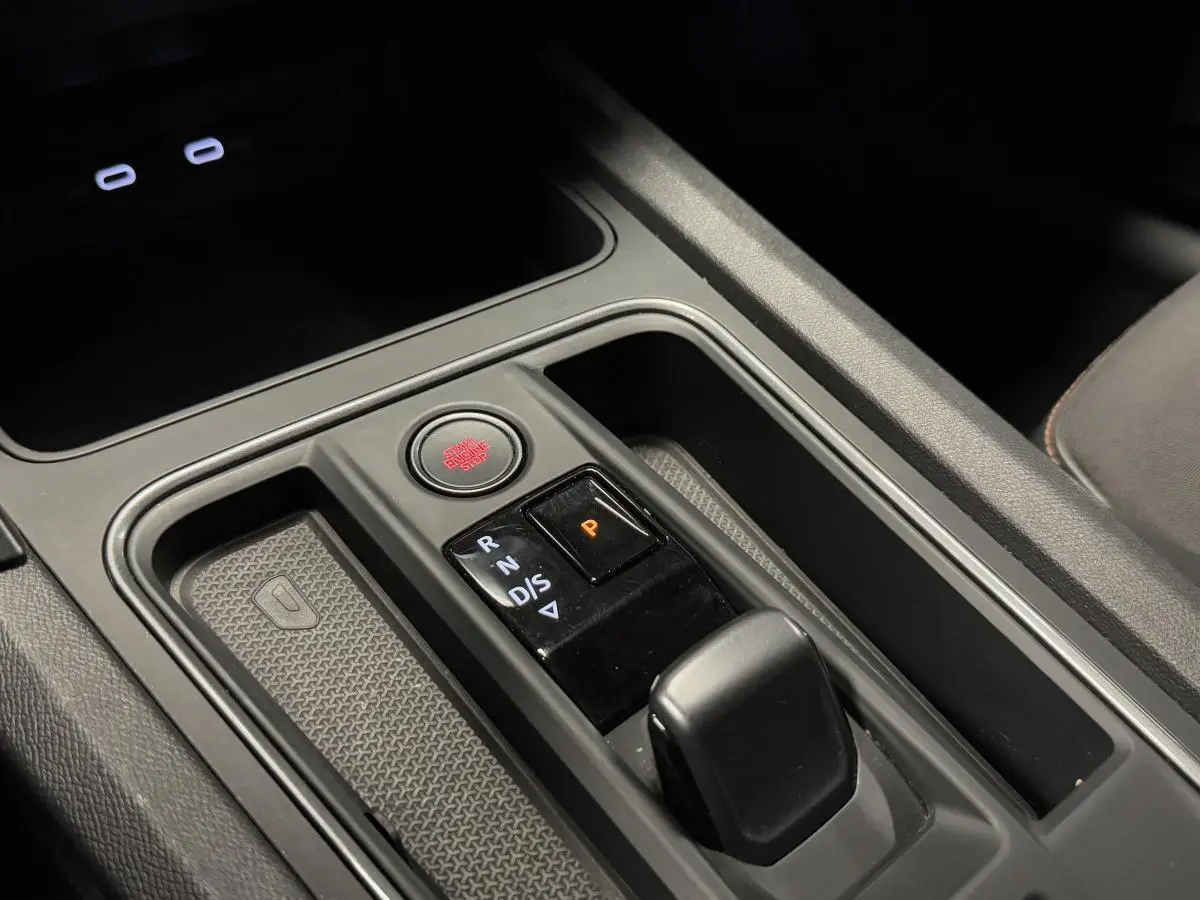 Le levier de boîte automatique et bouton start/stop dans la console centrale noire du CUPRA Leon Sportstourer 2021.
