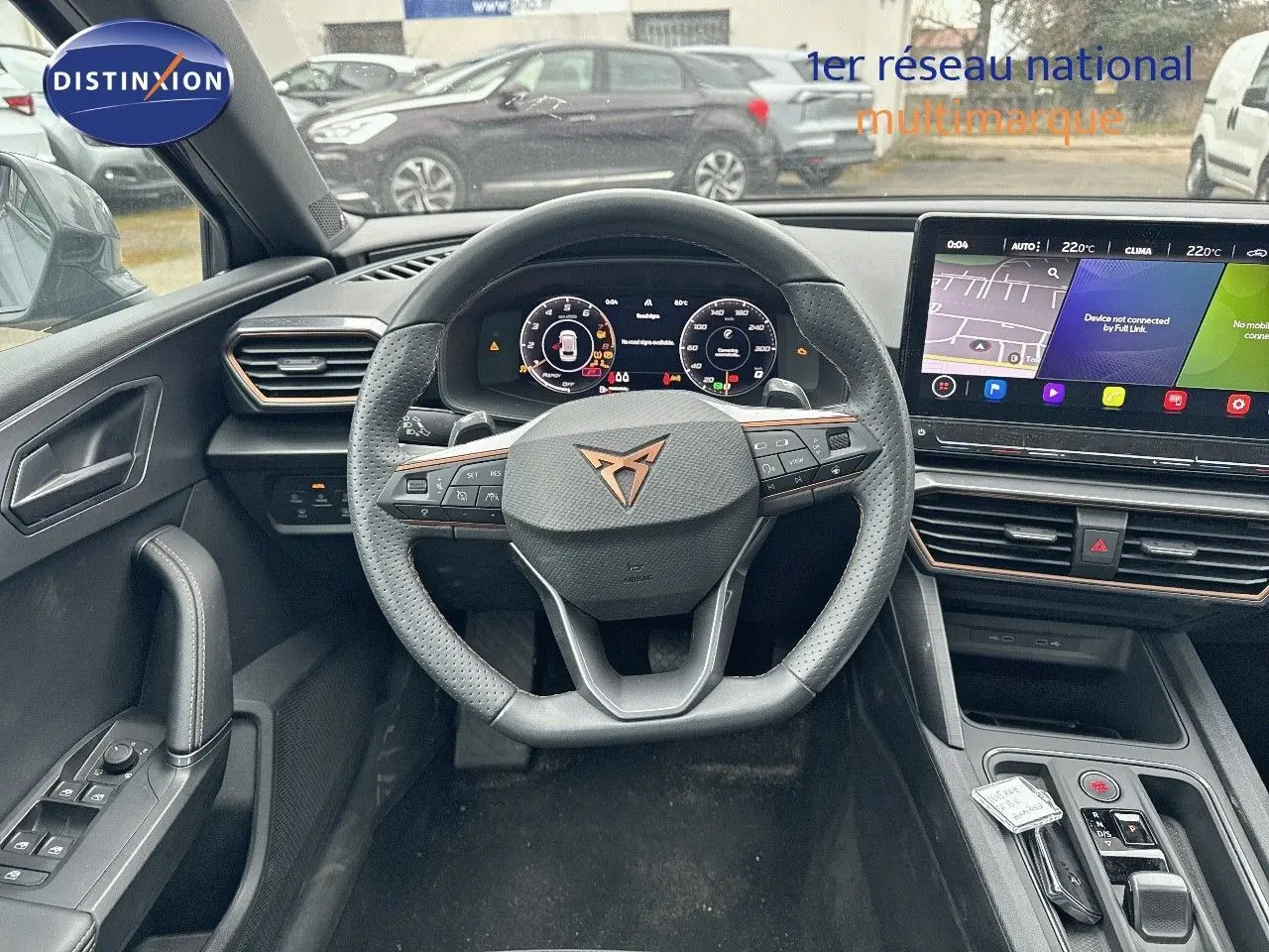Vue intérieure centrée sur le volant cuir noir et le tableau de bord numérique d'une CUPRA LEON ST 2024.