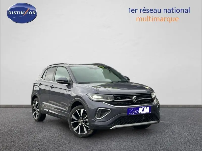 Volkswagen T-Cross 2025 gris Ascot en 3/4 avant droit avec finition R-Line et jantes alliage distinctives.