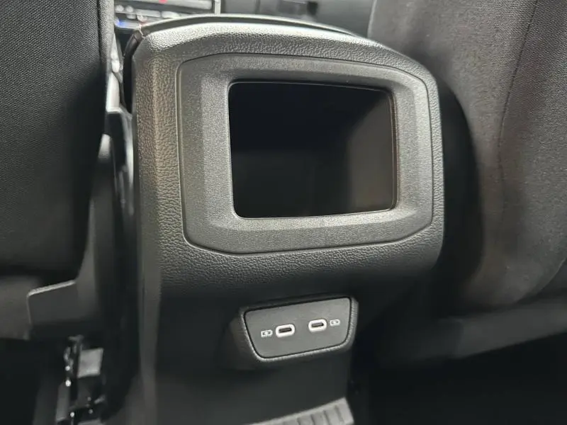 Gros plan sur la console arrière noire du Volkswagen T-Cross 2025 avec deux ports USB-C visibles en bas.